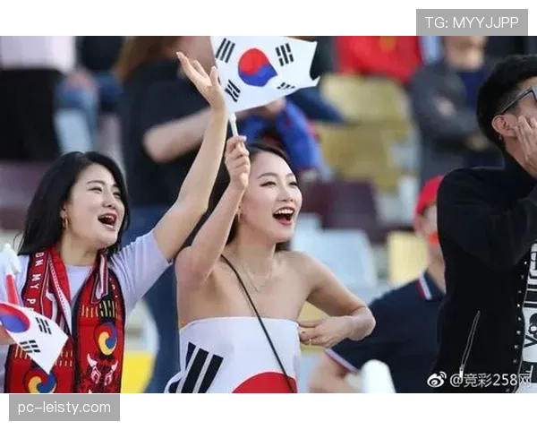 镜头捕捉：看台上一位小球迷因球队丢球哭泣，对手球迷递上糖果安慰